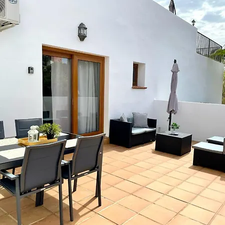 Apartament Pool & Parking Apartment